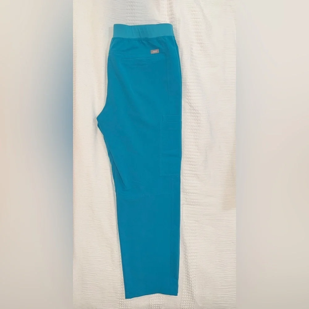 FIGS Men’s Axim Cargo 7 Pocket Pull On Caribbean Blue Scrub Pant Size M-S